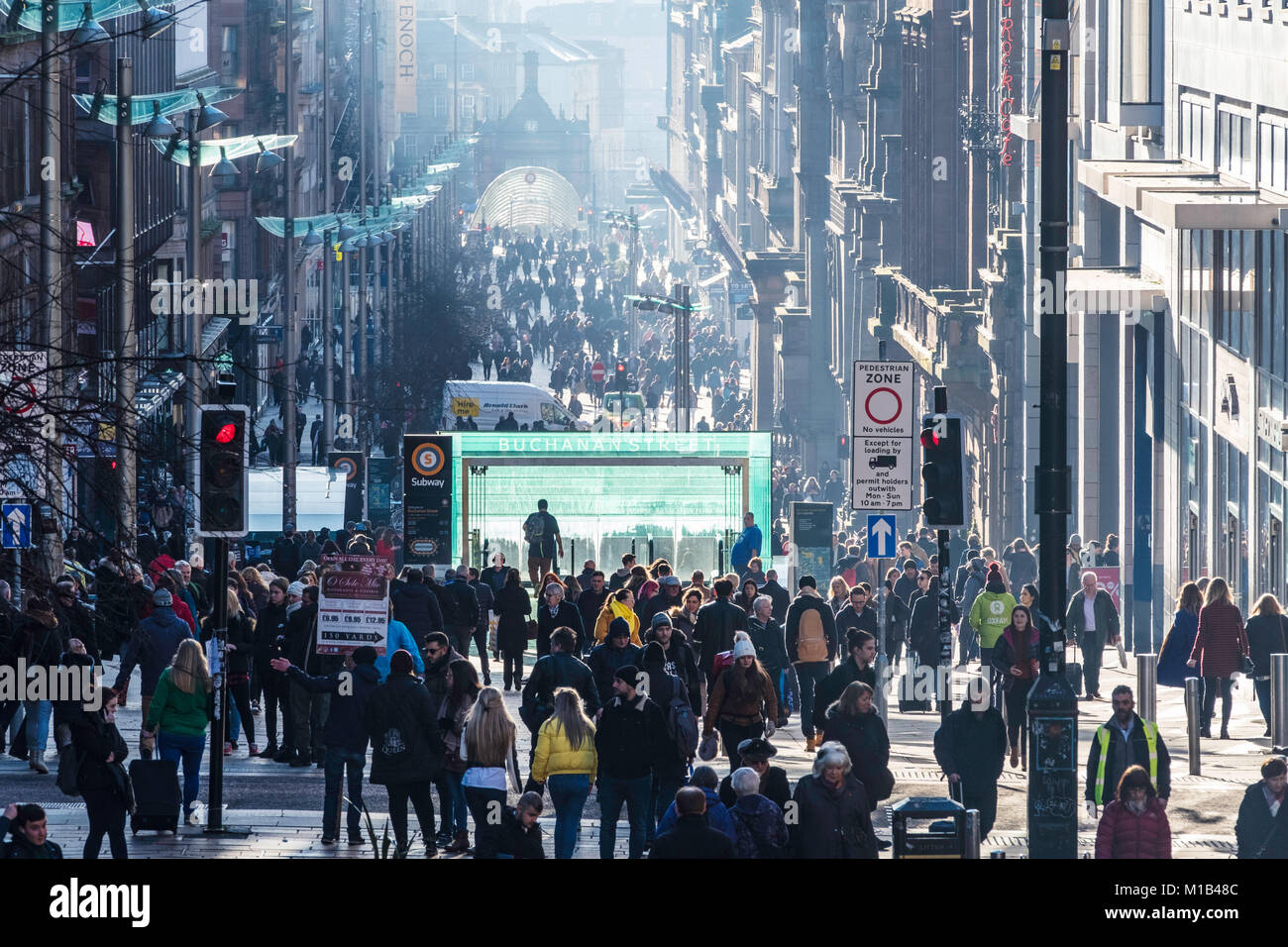 Avis de Buchanan Street occupé sur une journée d'hiver ensoleillée à Glasgow, Ecosse, Royaume-Uni Banque D'Images