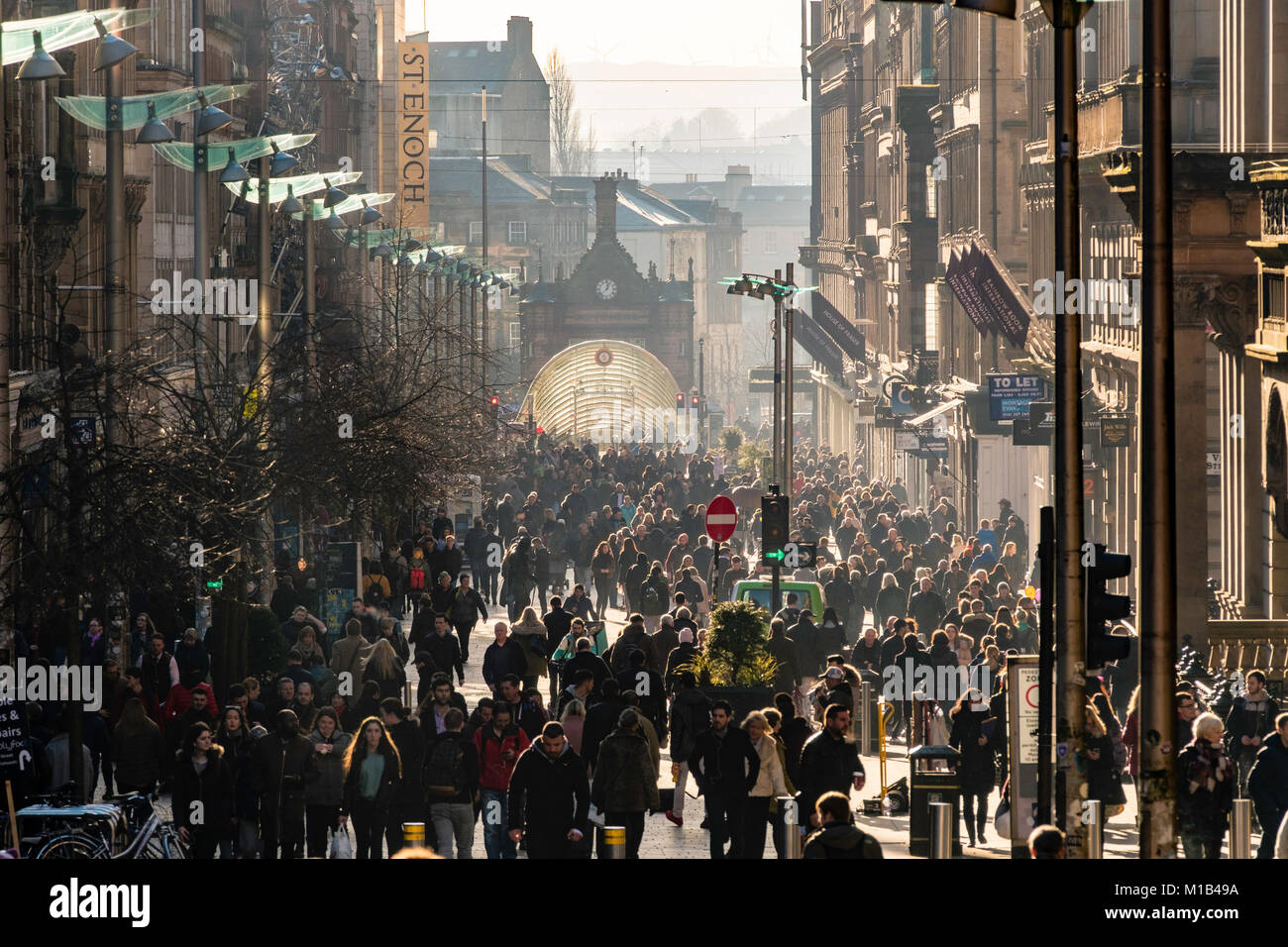 Avis de Buchanan Street occupé sur une journée d'hiver ensoleillée à Glasgow, Ecosse, Royaume-Uni Banque D'Images