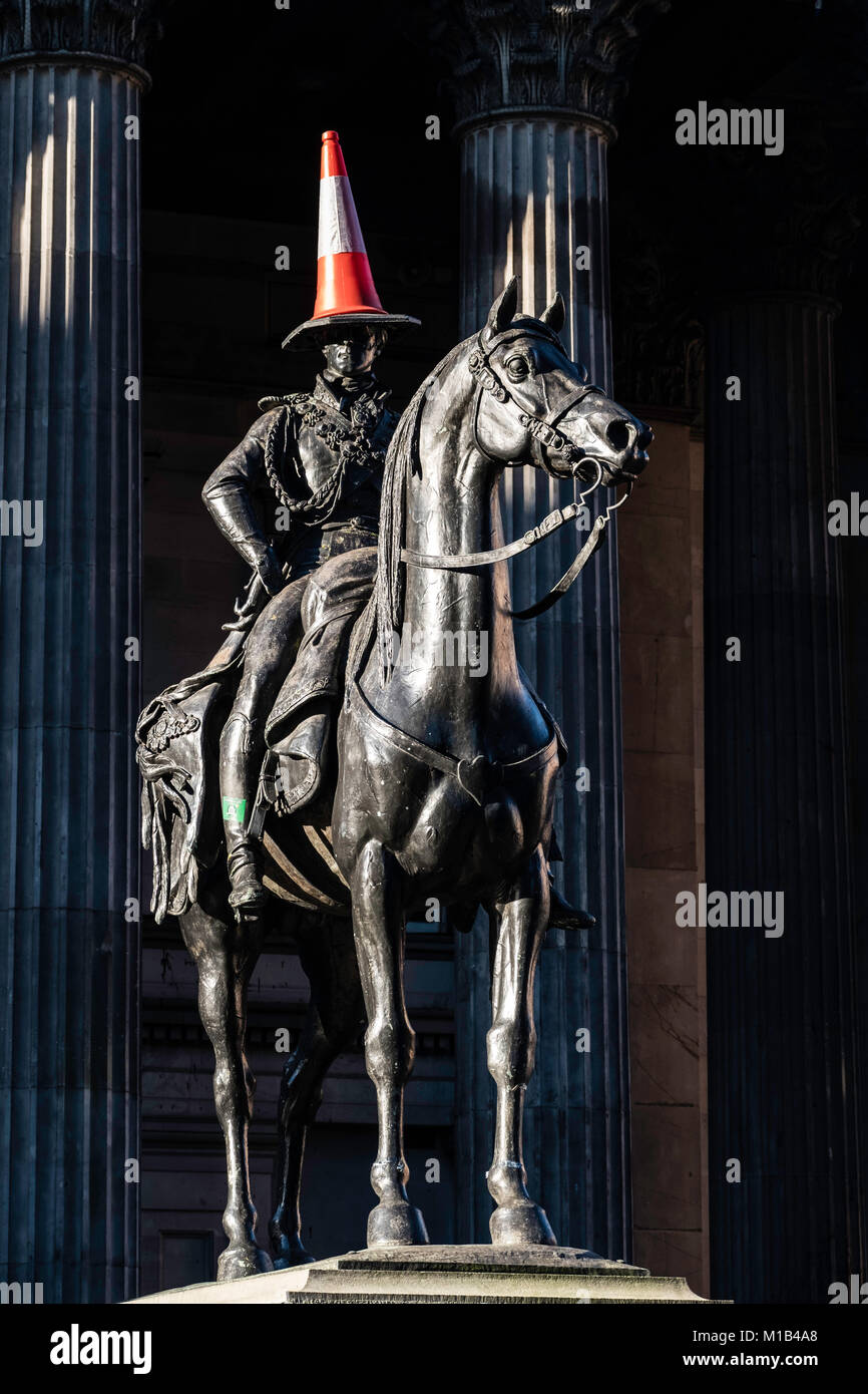 Statue de Wellington à cheval avec traffic cone sur sa tête à la galerie d'Art Moderne de Exchange Square, Glasgow, Royaume-Uni Banque D'Images