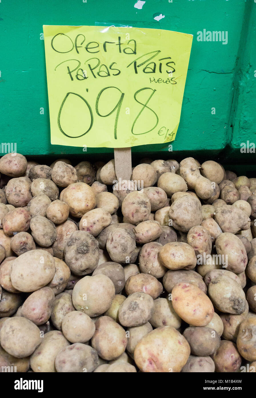 Pommes de terre (Papas) sur l'échoppe de marché en Espagne Banque D'Images