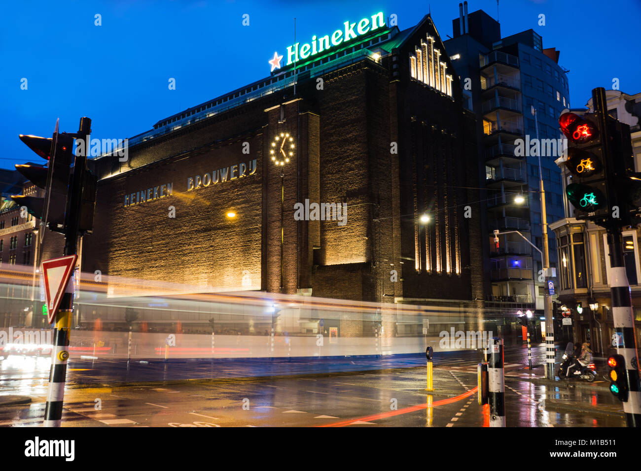 Une photo de nuit de la rue animée à l'extérieur de la scène de l'expérience d'Heineken à Amsterdam, Pays-Bas Banque D'Images
