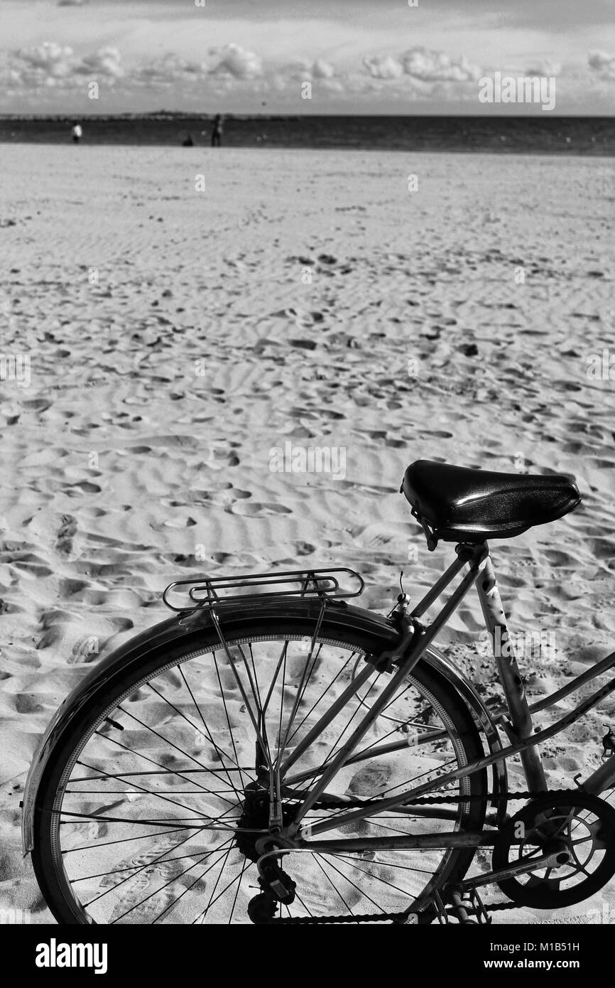 Vintage bicycle sur la plage de Santa Pola, Espagne Banque D'Images