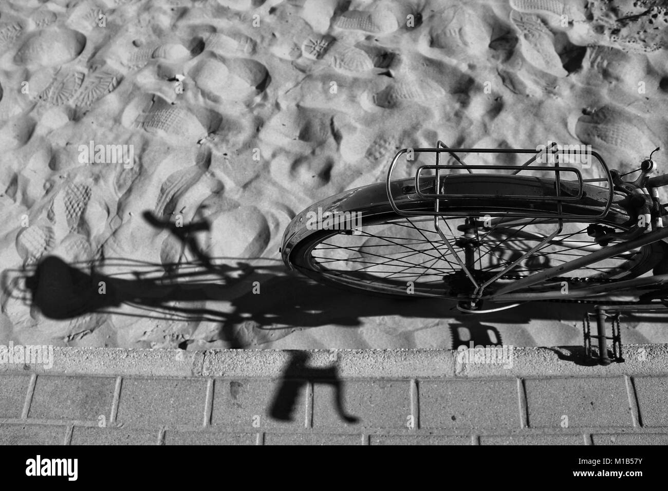 Vintage bicycle sur la plage de Santa Pola, Espagne Banque D'Images