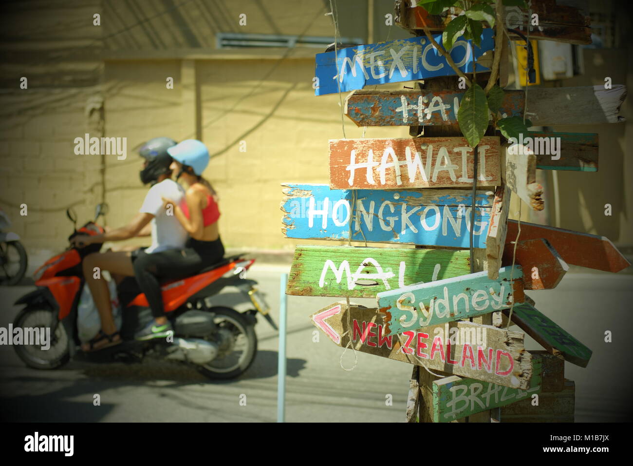 Les touristes ride motorcycle passé un monde post destinations à Phuket, Thaïlande. 22-Jan-2018 Banque D'Images