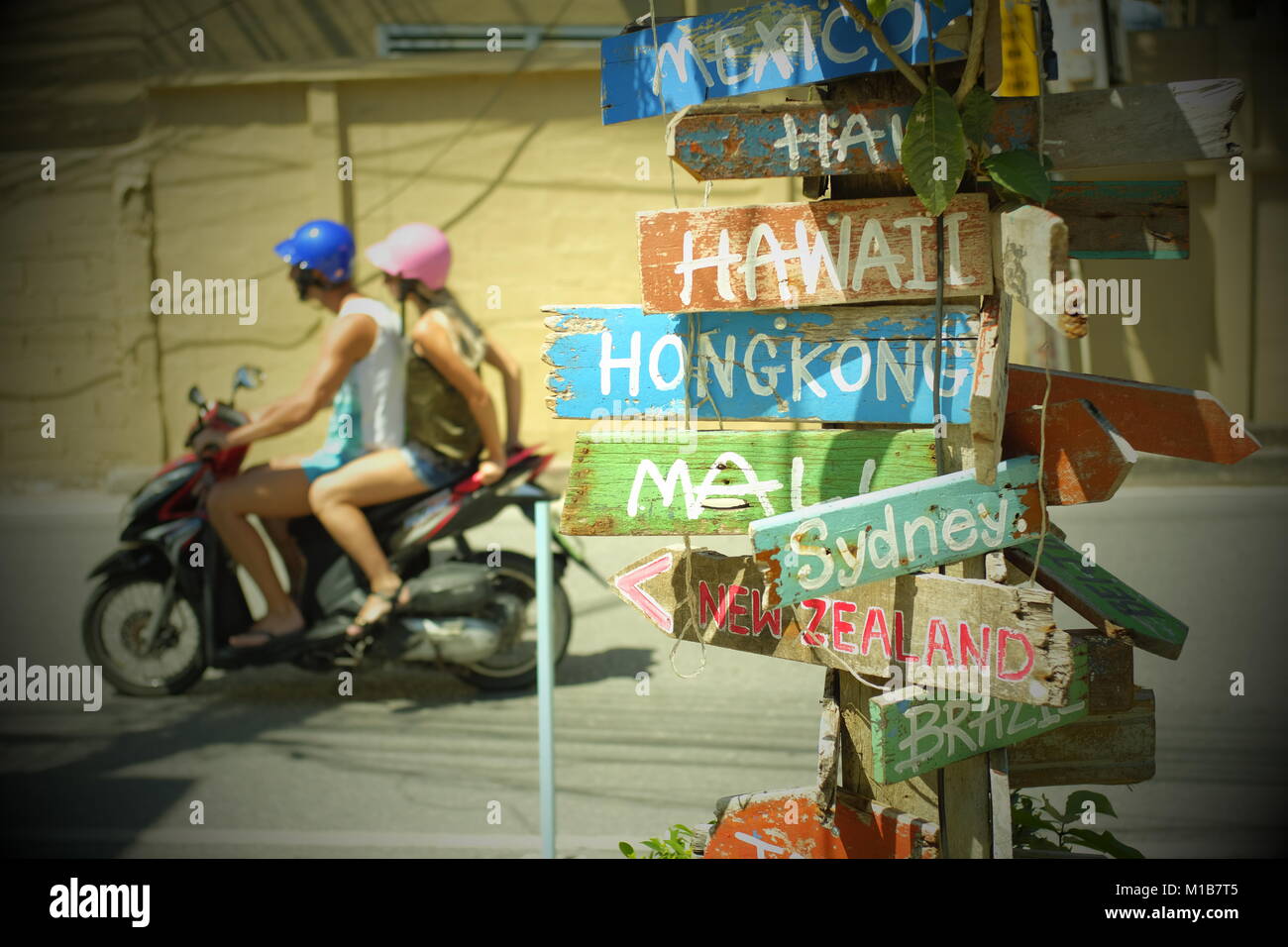 Les touristes ride motorcycle passé un monde post destinations à Phuket, Thaïlande. 22-Jan-2018 Banque D'Images