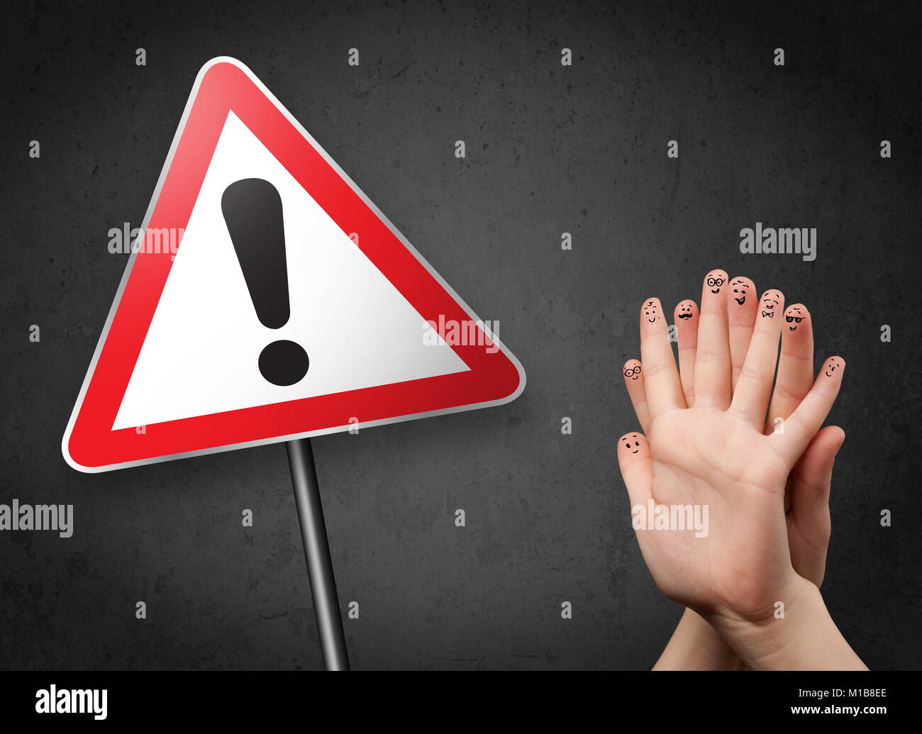 Happy Happy Smiley Doigts A Triangle Au Panneau D Avertissement Avec Point D Exclamation Photo Stock Alamy
