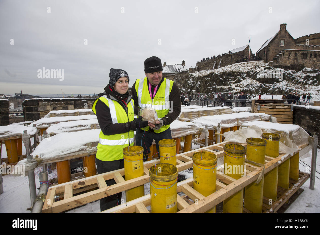 Édimbourg se prépare pour sa célèbre Hogmanay d'artifice qui est mise sur pied par l'équipe de l'artifice en titane. Shaun Gibson et Lynn Wiseman qui sont des pièces pyrotechniques à l'artifice d'artifice titane préparer avant le grand show. Pour la première fois elle sera chorégraphiée pour un score écrit et conçu pour l'occasion par un groupe appelé Niteworks forment l'île de Skye. La piste est réglée pour durer pendant 9 minutes avec l'artifice. Avec : Lynn Wiseman, Shaun Gibson Où : Édinbourg, Royaume-Uni Quand : 29 Déc 2017 Crédit : Duncan McGlynn/WENN Banque D'Images