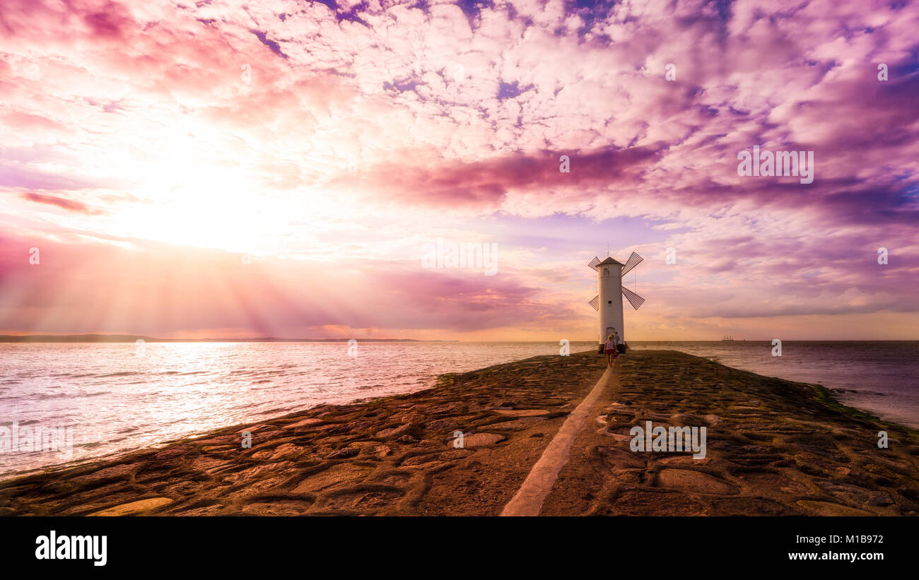 Coucher du soleil sur le phare de l'usine de Świnoujście Świnoujście, est situé sur la partie polonaise de la mer Baltique de l'île de Usedom. Banque D'Images