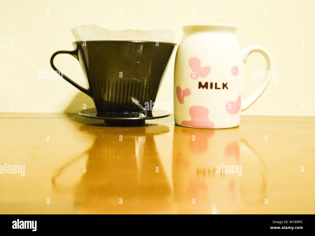 Une tasse de café avec le mot 'Milk' écrit à côté d'un filtre à café. Une image illustrant l'ironie Banque D'Images