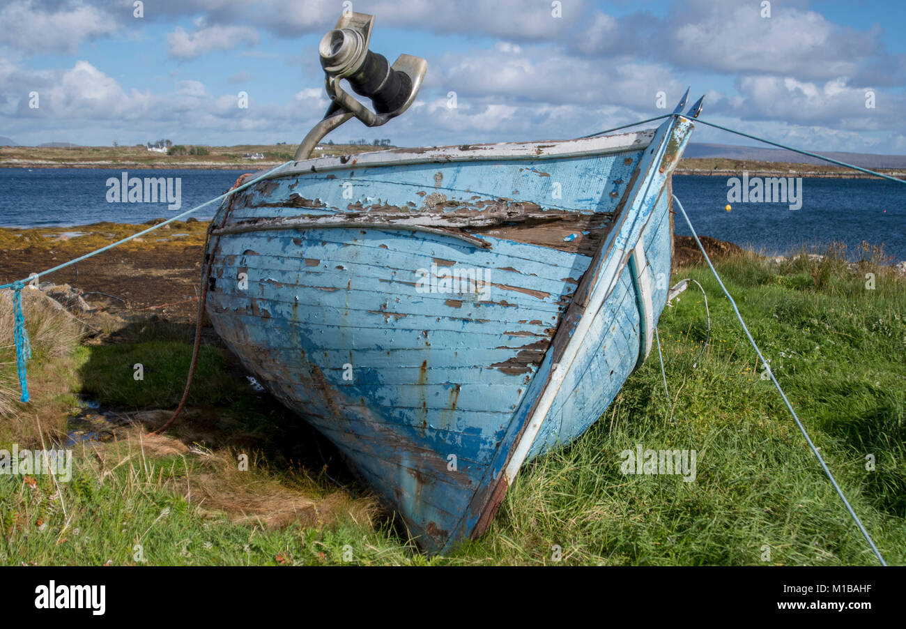 Bateau de pêche abandonnés se trouve abandonné à terre. Banque D'Images