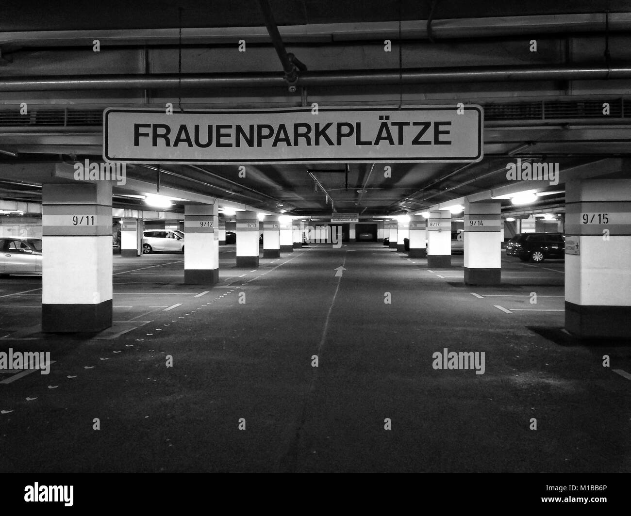 Femme de stationnement dans un parking couvert Texte allemand : femme parkings Banque D'Images