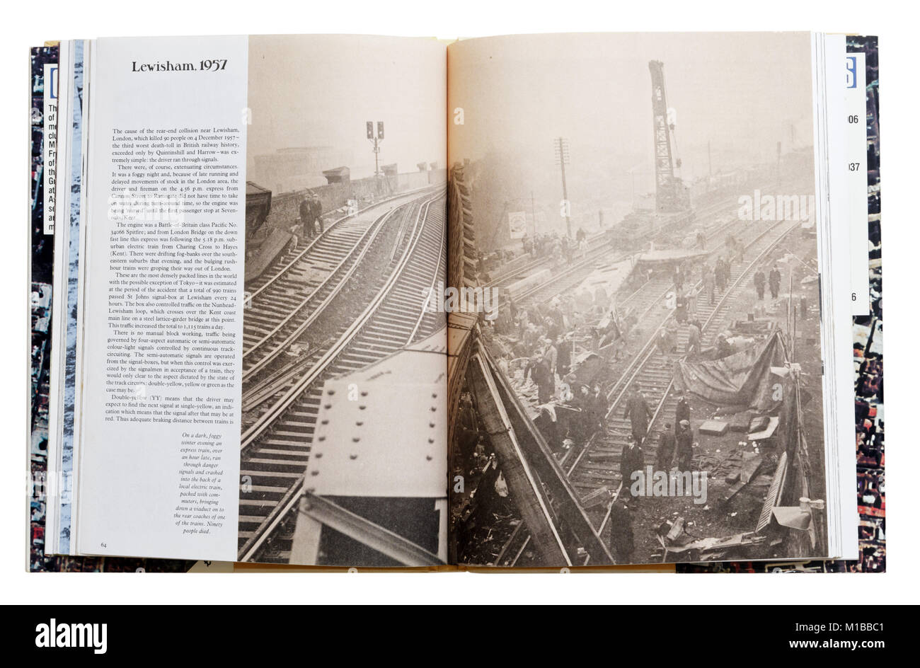 Un livre de catastrophes naturelles ouvert à la page à propos de l'accident ferroviaire de Lewisham 1957 Banque D'Images
