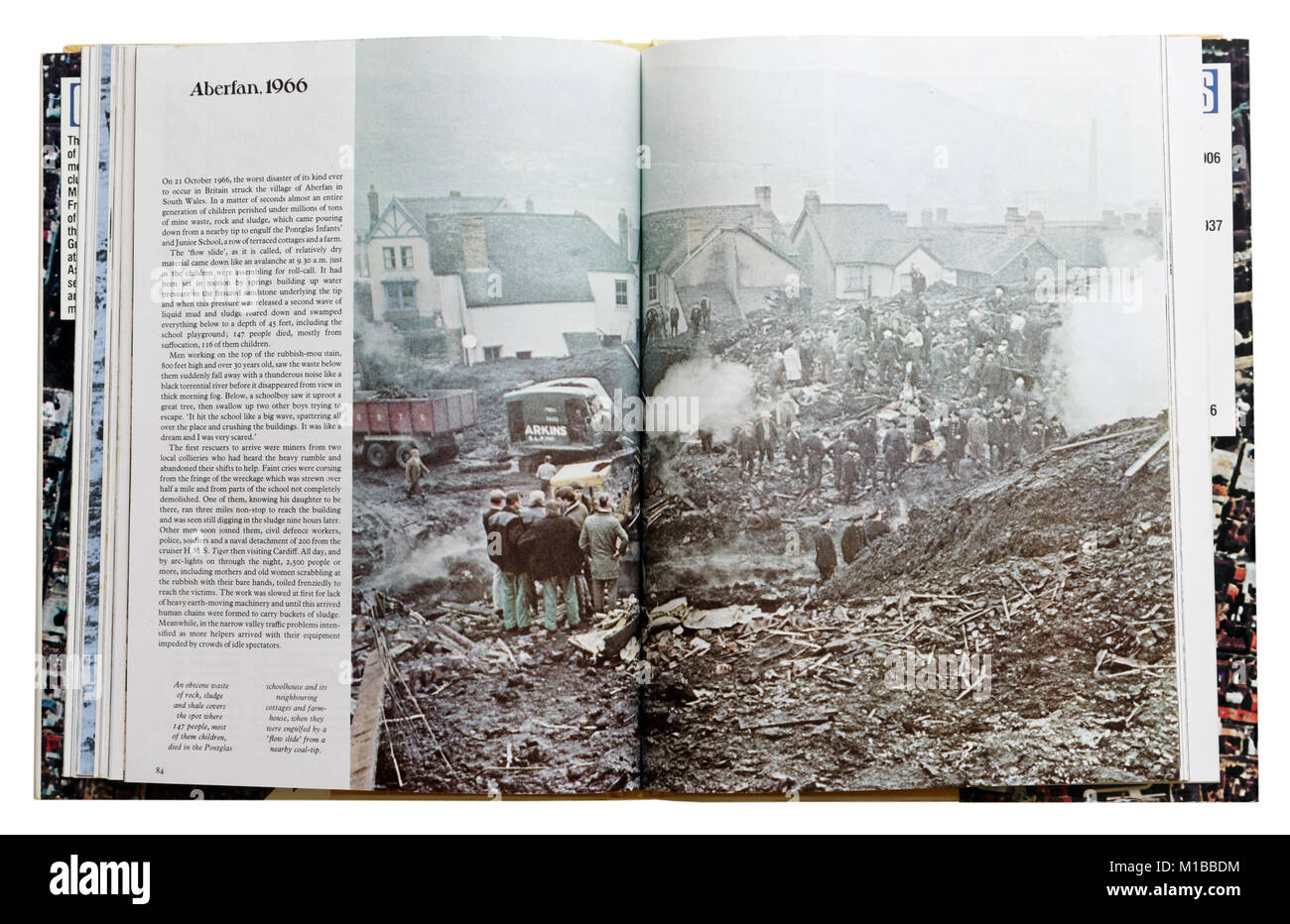 Un livre de catastrophes naturelles ouvert à la page sur l'exploitation minière disater Aberfan 1966 Banque D'Images