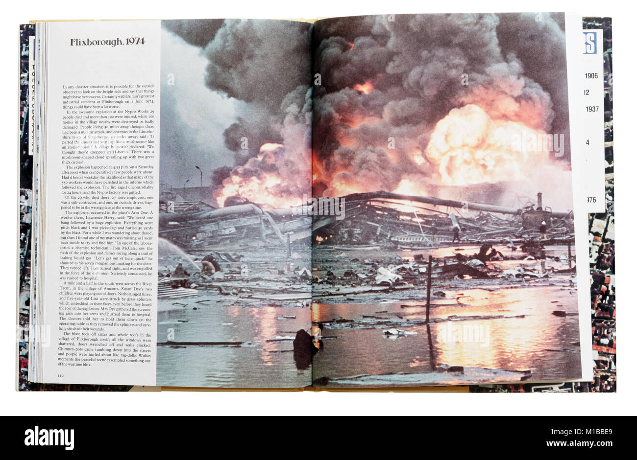 Un livre de catastrophes naturelles ouvert à la page sur l'explosion Flixborough 1974 Banque D'Images