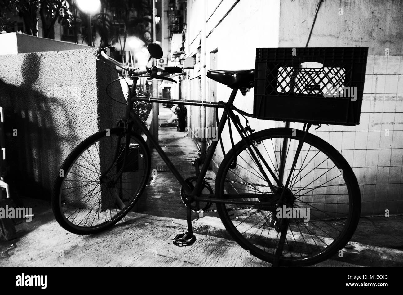 Un typique style Hong Kong bike stationné à l'extérieur d'un immeuble Banque D'Images