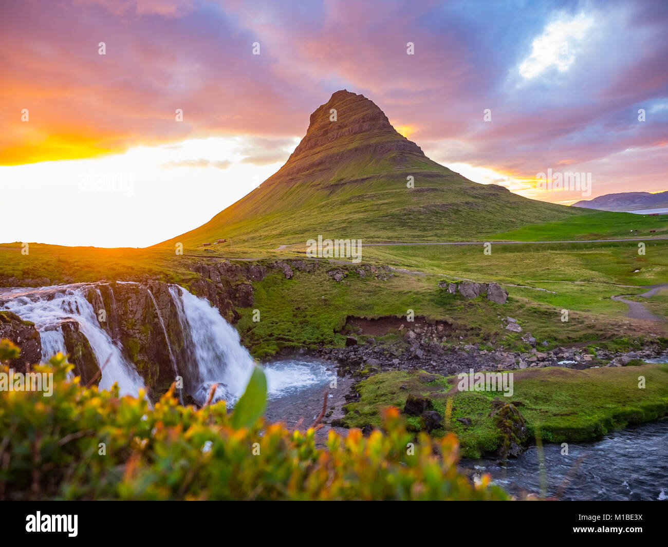 Coucher de soleil sur paysage de montagne Kirkjufell Kirkjufell et chutes d'eau en été, l'Islande Banque D'Images