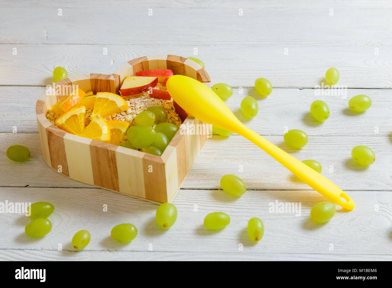 Fruits du cœur sur la base en bois. Concept d'aliments sains. Banque D'Images