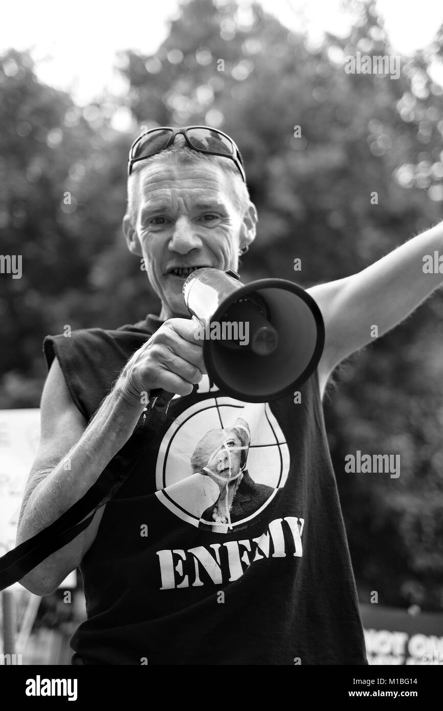 Un anarcho-punk démontre avec un mégaphone au pas un jour de plus Londres démonstration samedi 1 juillet 2017 Banque D'Images