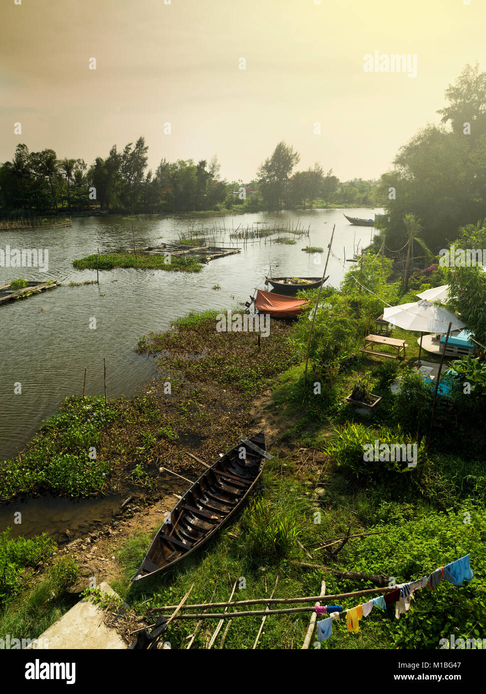 Ancien bateau de pêcheur Hong River, le centre de Hanoi, Vietnam Banque D'Images