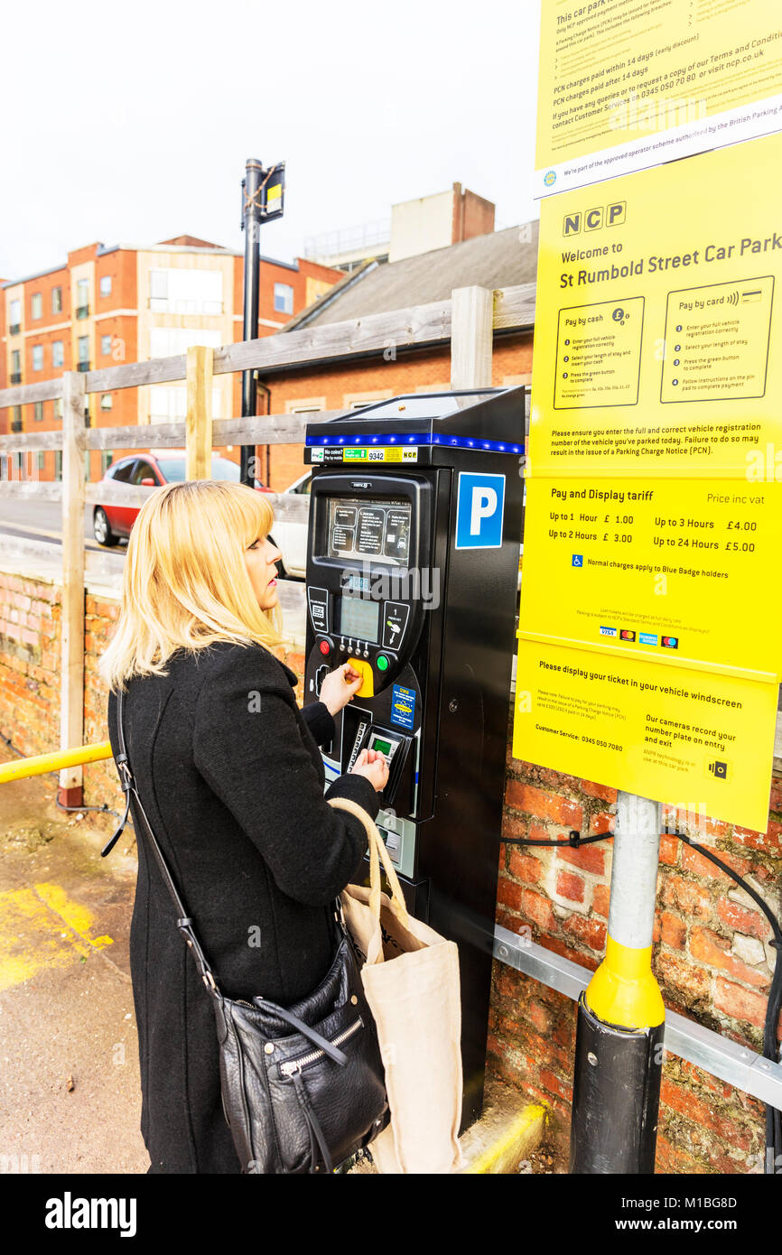 Dame l'achat ticket de parking, femme l'achat ticket de parking, l'achat de ticket de parking, parking à l'aide de la machine, le choix du tarif du parking, parking, Banque D'Images