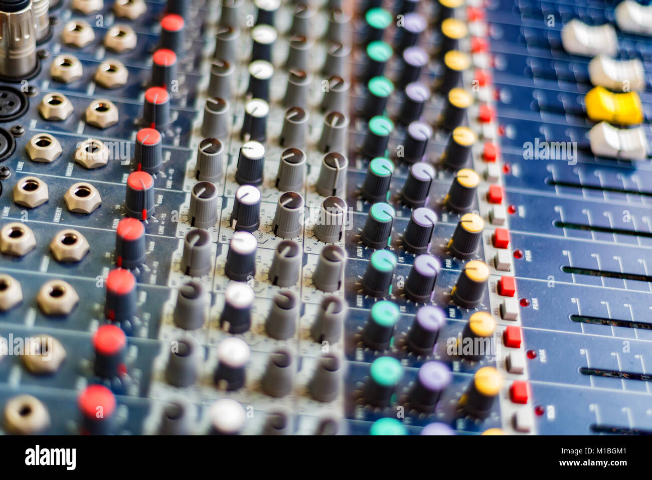 Close-up de DJ's console de mixage audio Banque D'Images