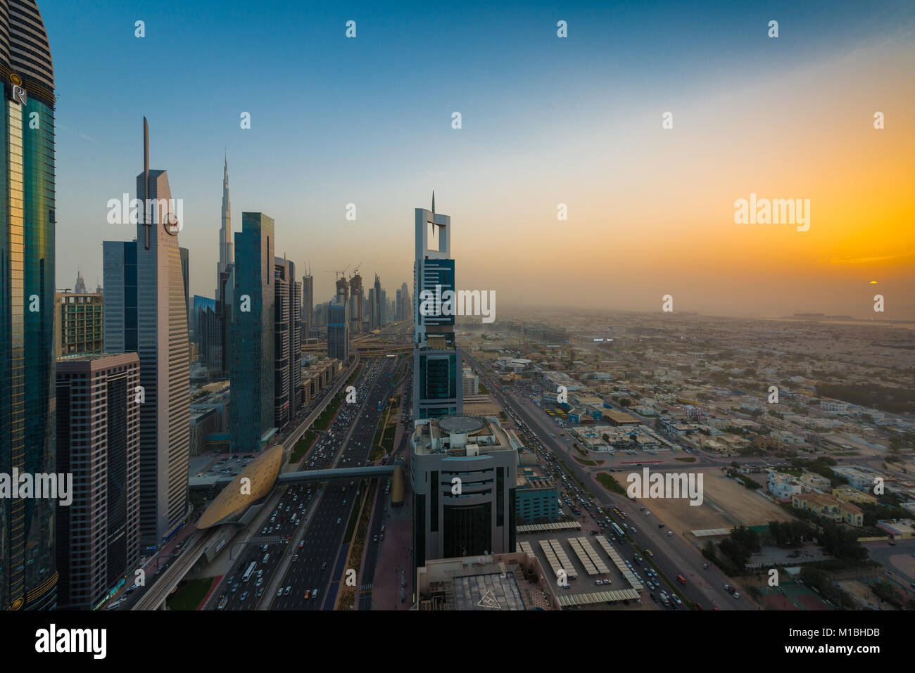 Vue sur le centre-ville de Dubaï et centre financier à partir d'un bar sur le toit, DUBAÏ, ÉMIRATS ARABES UNIS, Émirats Arabes Unis Banque D'Images