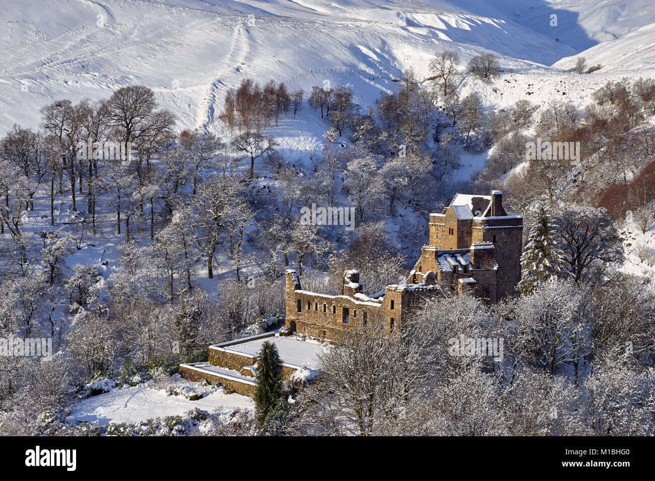 Castle Campbell, Dollar, Clackmannanshire, en Écosse. En hiver la neige, également connu sous le nom de Castle Doom Banque D'Images