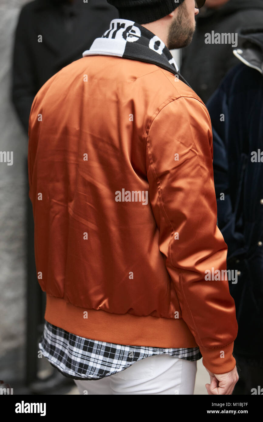 MILAN - 15 janvier : satin bronze blouson avant de Giorgio Armani fashion show, Milan Fashion Week street style le 15 janvier 2018 dans Mil Banque D'Images