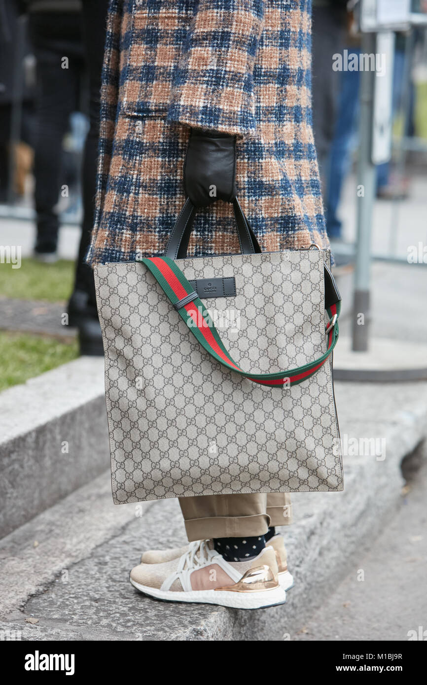 MILAN - janvier 15 : Femme avec sac Gucci et manteau à carreaux beige et  bleu avant de Giorgio Armani fashion show, Milan Fashion Week street style  sur Photo Stock - Alamy