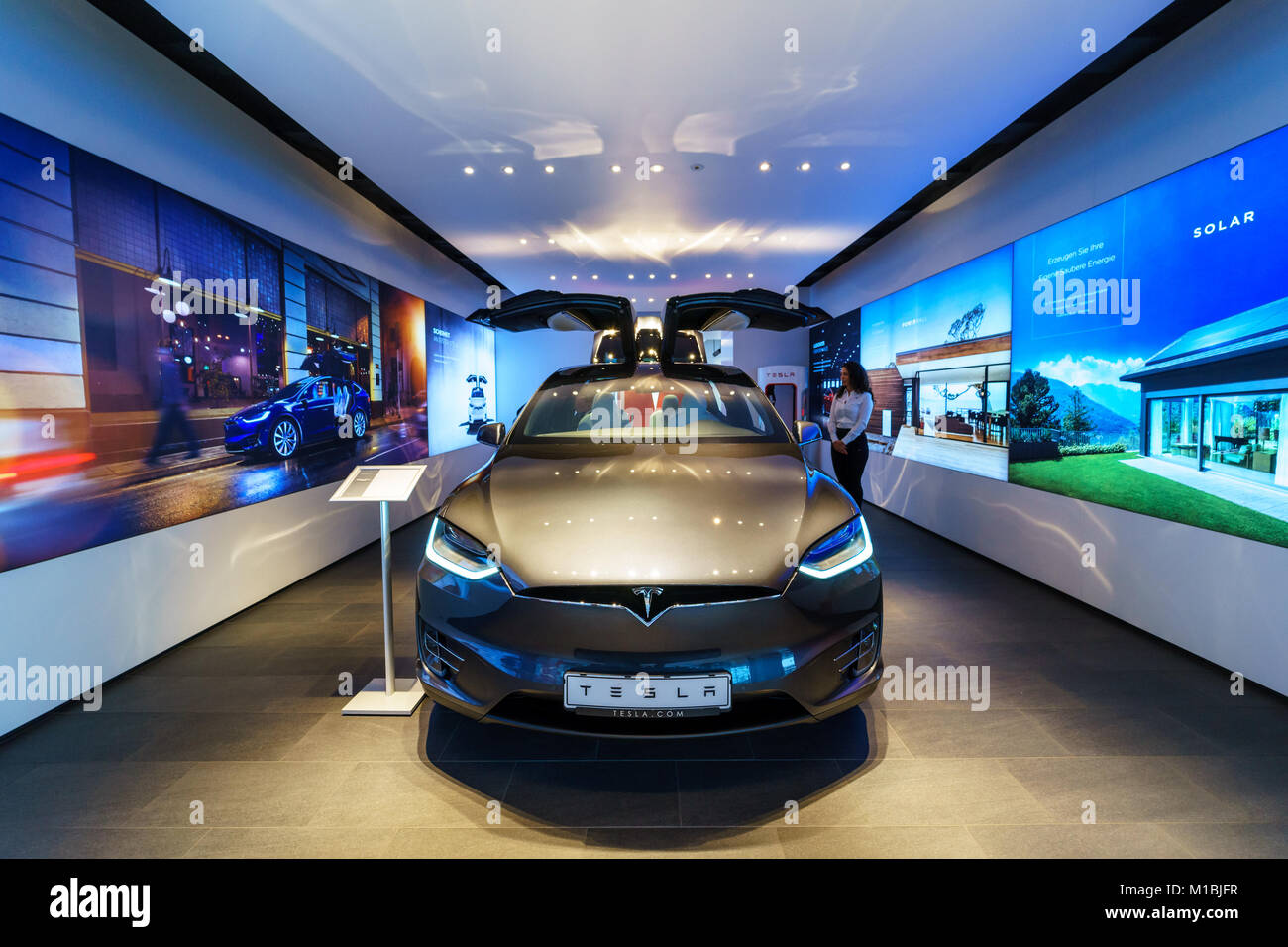 BERLIN - Le 21 décembre 2017 : Exposition. Le tout-électrique, luxe, SUV, crossover Tesla Model X. produites depuis 2016. Banque D'Images