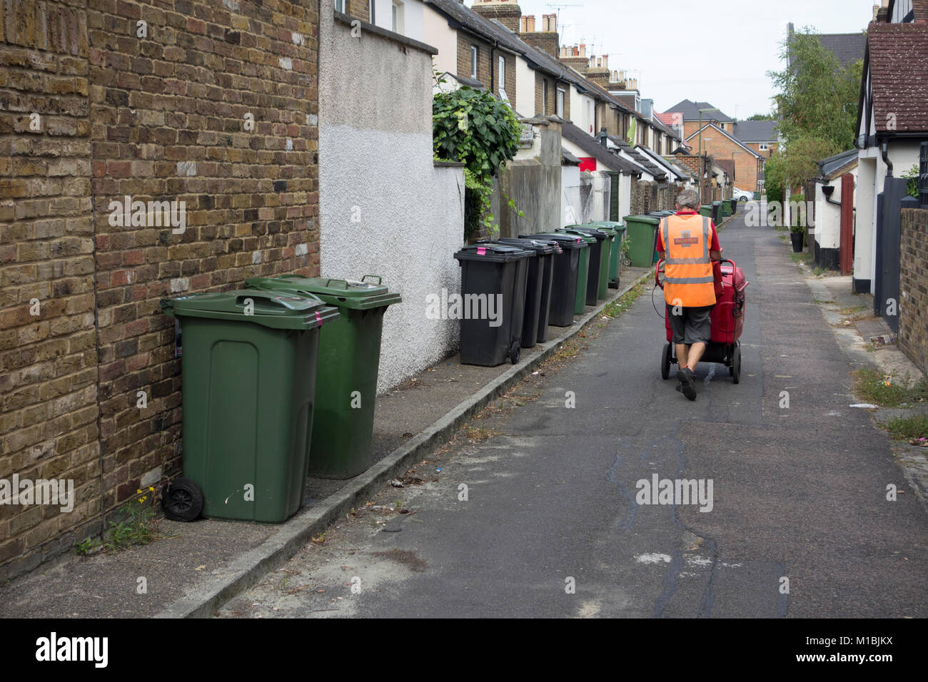 Les bacs de recyclage et ordures poubelles laissés le long de la rue de quartier résidentiel, UK Banque D'Images