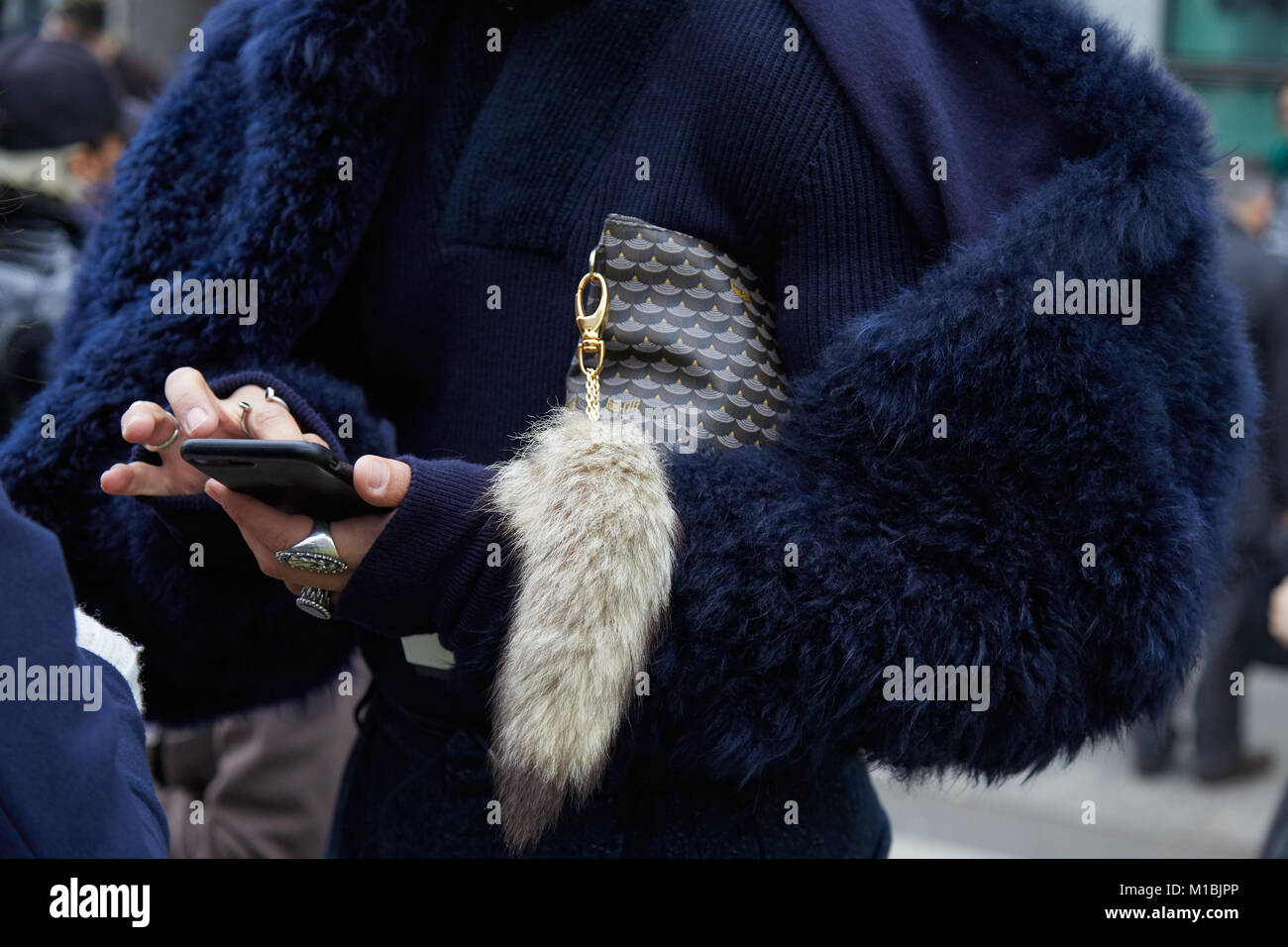 MILAN - janvier 15 : Homme avec manteau de fourrure bleu et Faure Le Page  bag looking at smartphone avant de Giorgio Armani fashion show, Milan  Fashion Week street s Photo Stock - Alamy