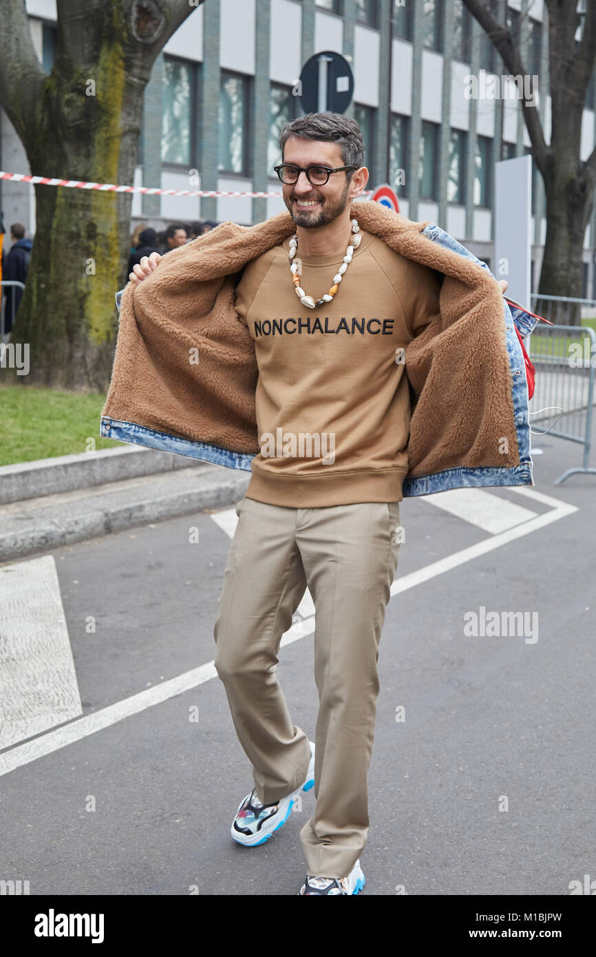 MILAN - 15 janvier : Simone Marchetti avec pull marron avec nonchalance' 'écrit avant le défilé de Giorgio Armani, Milan Fashion Week street style ? Banque D'Images