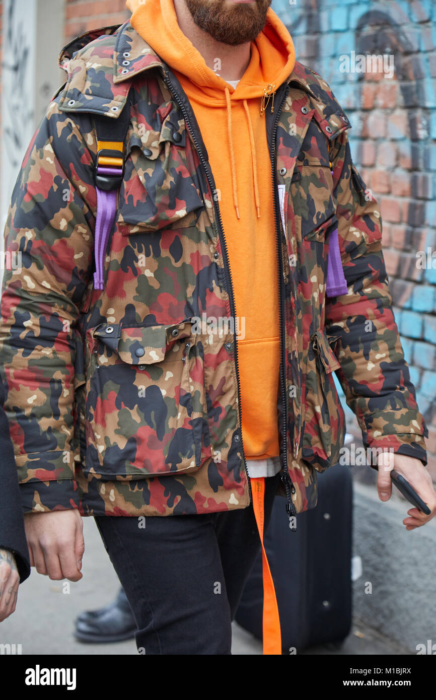 MILAN - janvier 15 : Homme avec capuche orange et rouge et marron veste  camouflage avant Fendi fashion show, Milan Fashion Week street style le 1  Janvier Photo Stock - Alamy