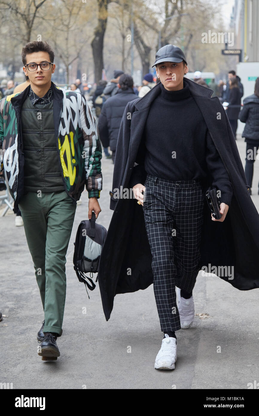 MILAN - janvier 15 : Les hommes en habit noir et dans des tons verts avant  Fendi fashion show, Milan Fashion Week street style le 15 janvier 2018 à  Milan Photo Stock - Alamy