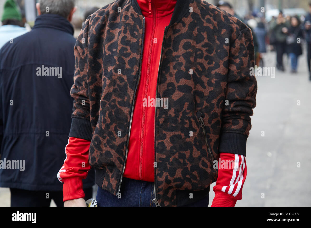 MILAN - janvier 15 : Man with brown veste gris et rouge Adidas sweat-shirt avant Fendi fashion show, Milan Fashion Week street style le 15 janvier Banque D'Images
