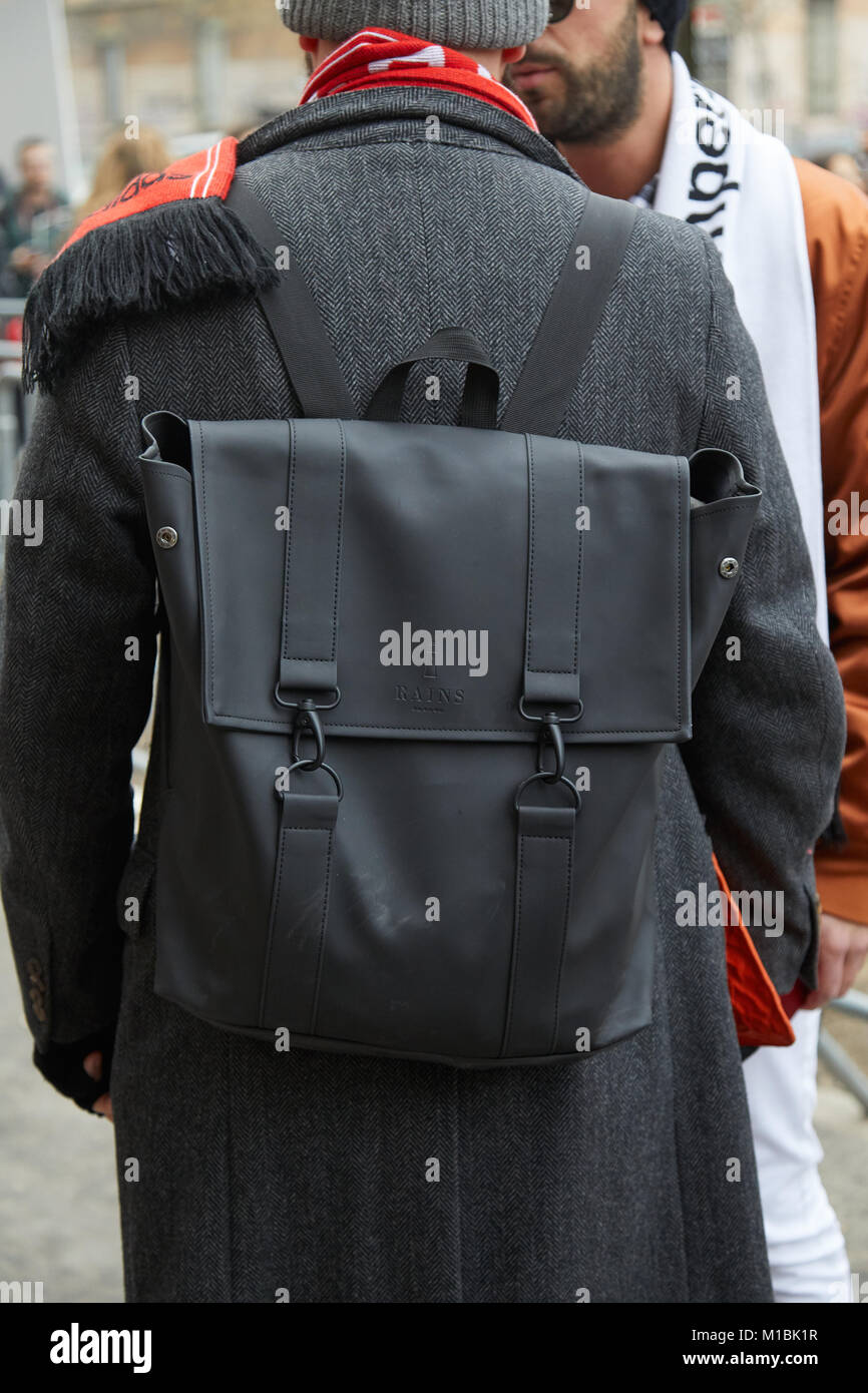 MILAN - janvier 15 : l'homme en cuir noir sac à dos avec des pluies et  manteau gris avant Fendi fashion show, Milan Fashion Week street style le  15 janvier 2018 Photo Stock - Alamy