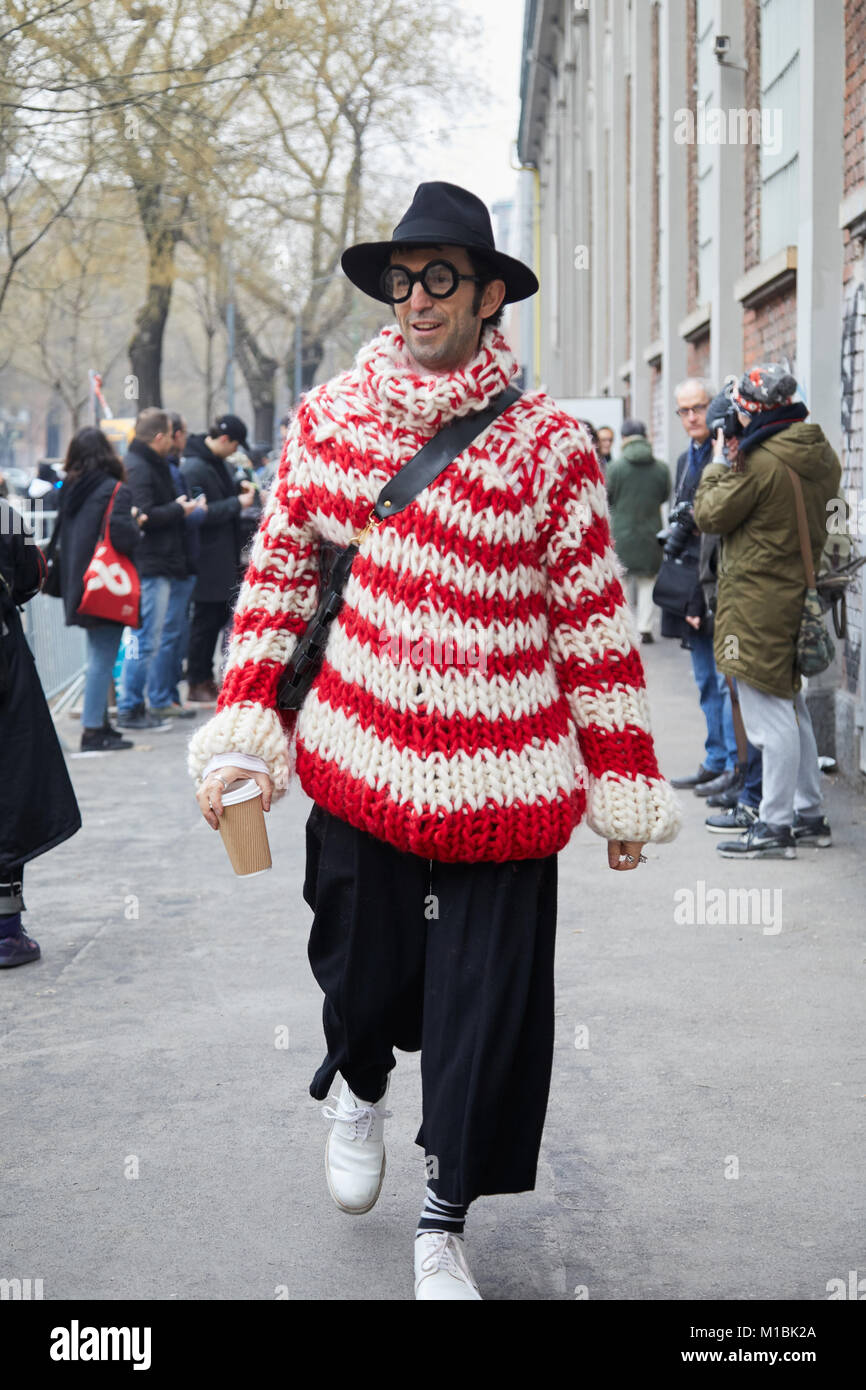 MILAN - janvier 15 : l'homme en rouge et blanc à rayures chandail de laine et chapeau noir avant Fendi fashion show, Milan Fashion Week street style le 15 janvier Banque D'Images