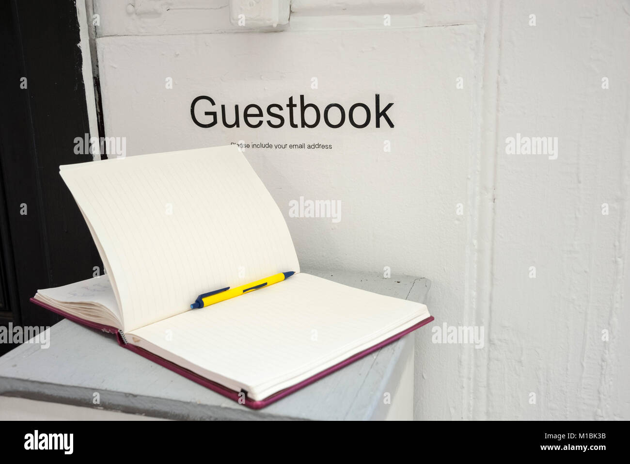 Livre ouvert sur la table avec un stylo jaune Banque D'Images