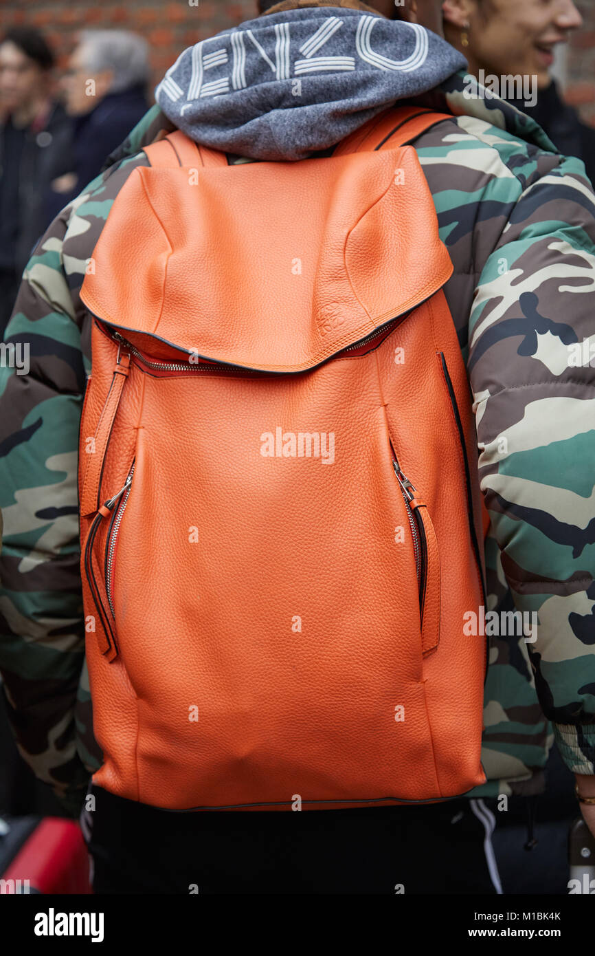 MILAN - janvier 15 : sac à dos en cuir orange, Loewe veste de camouflage vert et gris Kenzo hoodie avant Fendi fashion show, Milan Fashion Wee Banque D'Images