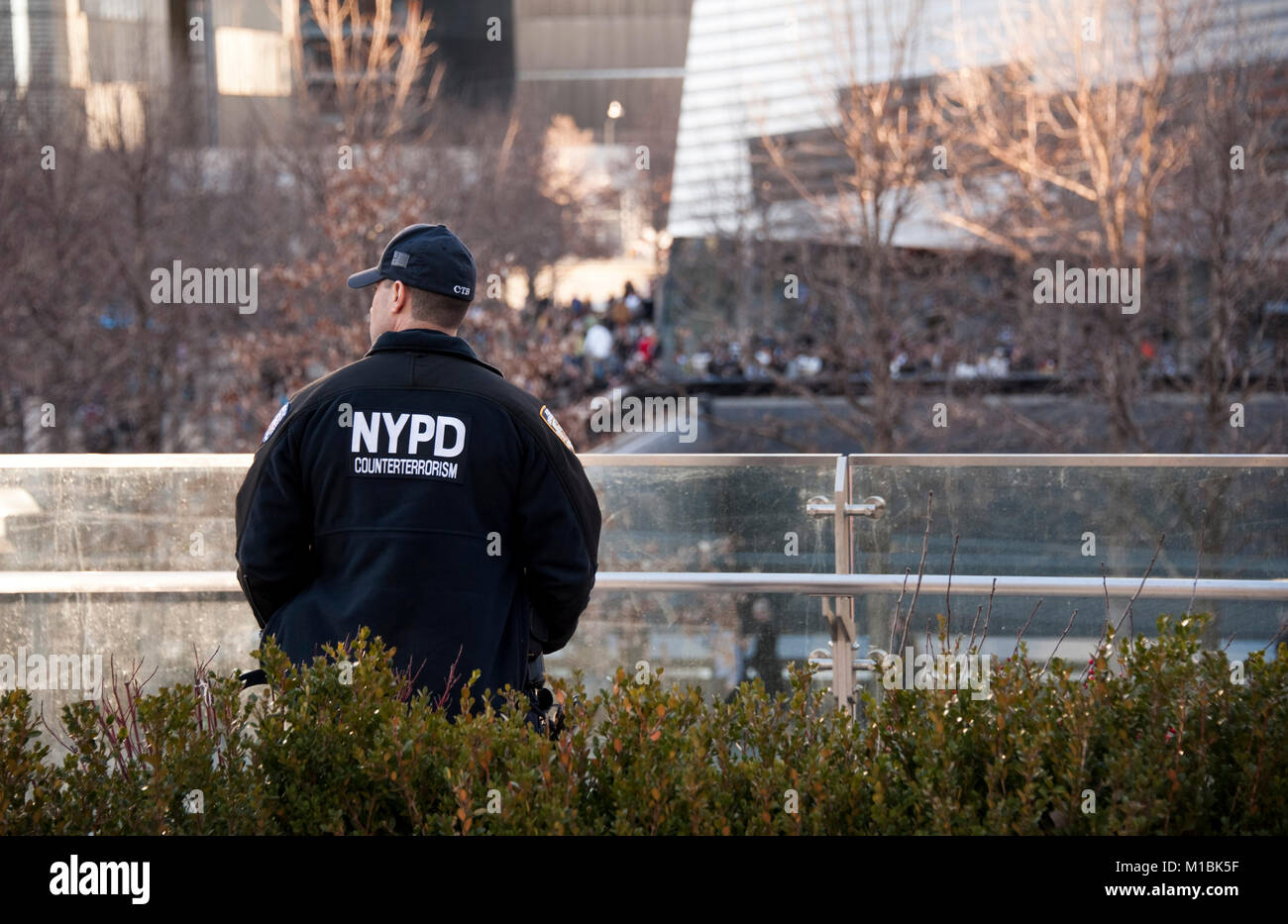 Le terrorisme de la police de policier en service dans la zone World Trade Center dans le centre-ville de New York City Banque D'Images