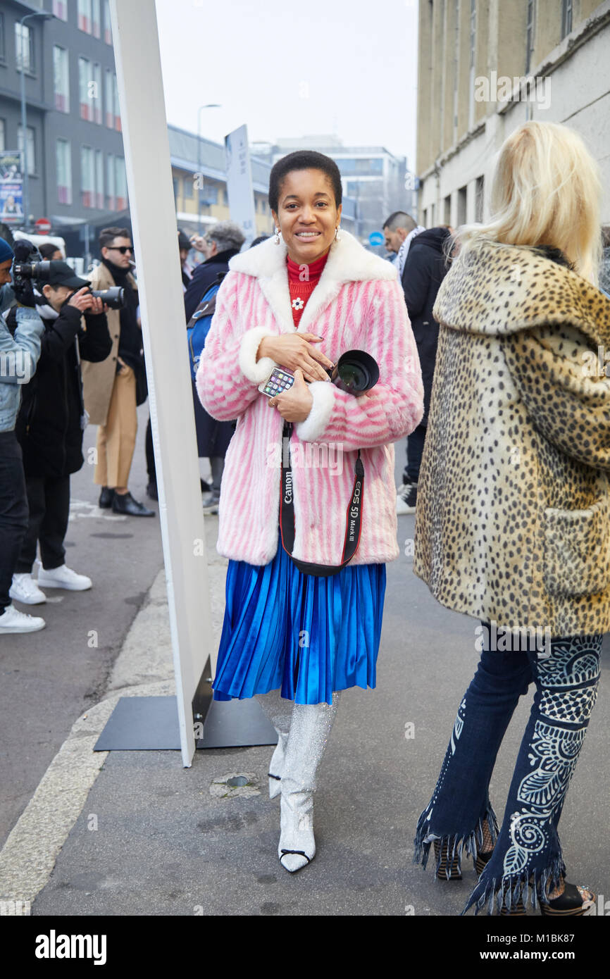 MILAN janvier 15 Femme avec rose et blanc manteau de fourrure rayee bleu et jupe plissee devant representer fashion show Milan Fashion Week street style o Photo Stock Alamy
