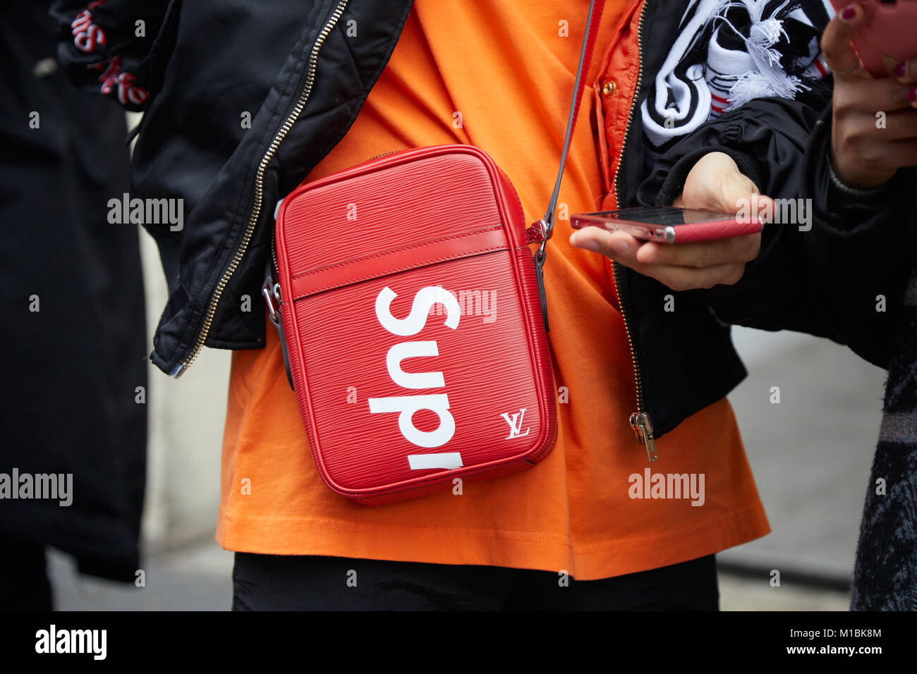 MILAN - janvier 15 : l'homme avec la chemise orange et rouge Louis Vuitton  sac à la Cour suprême au téléphone avant de représenter fashion show, Milan  Fashion Week street Photo Stock - Alamy