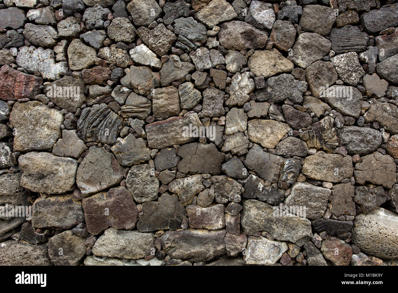 Mur de pierre fabriqués à partir de roches volcaniques de Puuhonua o Honaunau, New York Banque D'Images