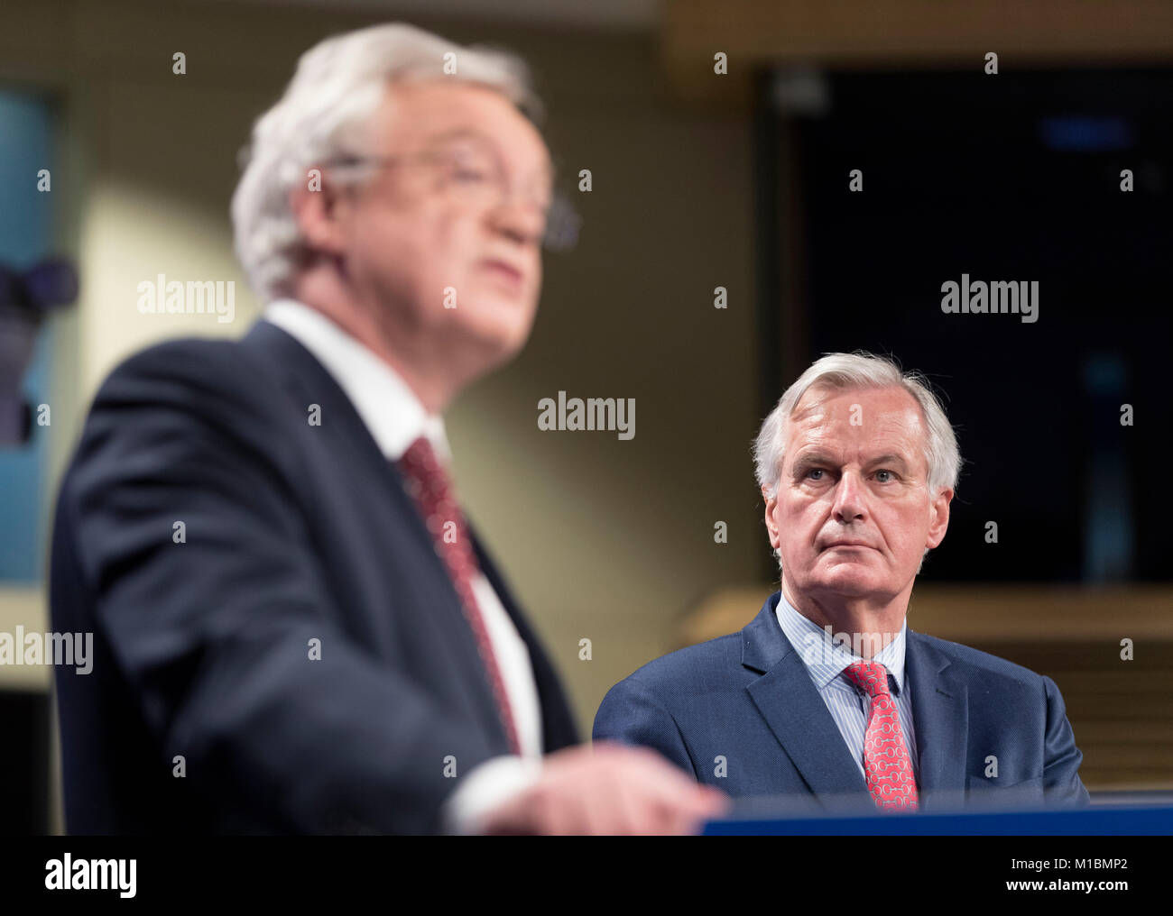 Belgique, Bruxelles, le 2017/11/10 : David Davis, Secrétaire d'État à la sortie de l'Union européenne et Michel Barnier, Commissaire européen en charge o Banque D'Images