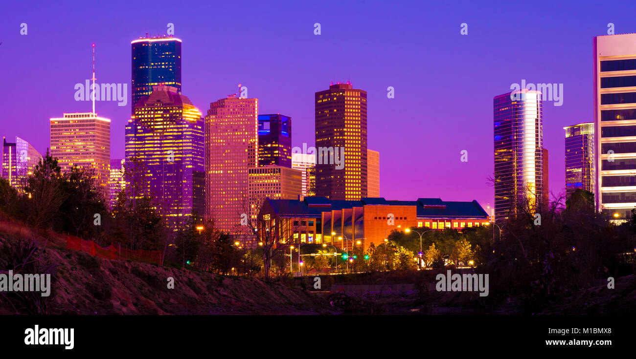 Skyline de Houston pendant le coucher du soleil avec des gratte-ciel lumineux Banque D'Images