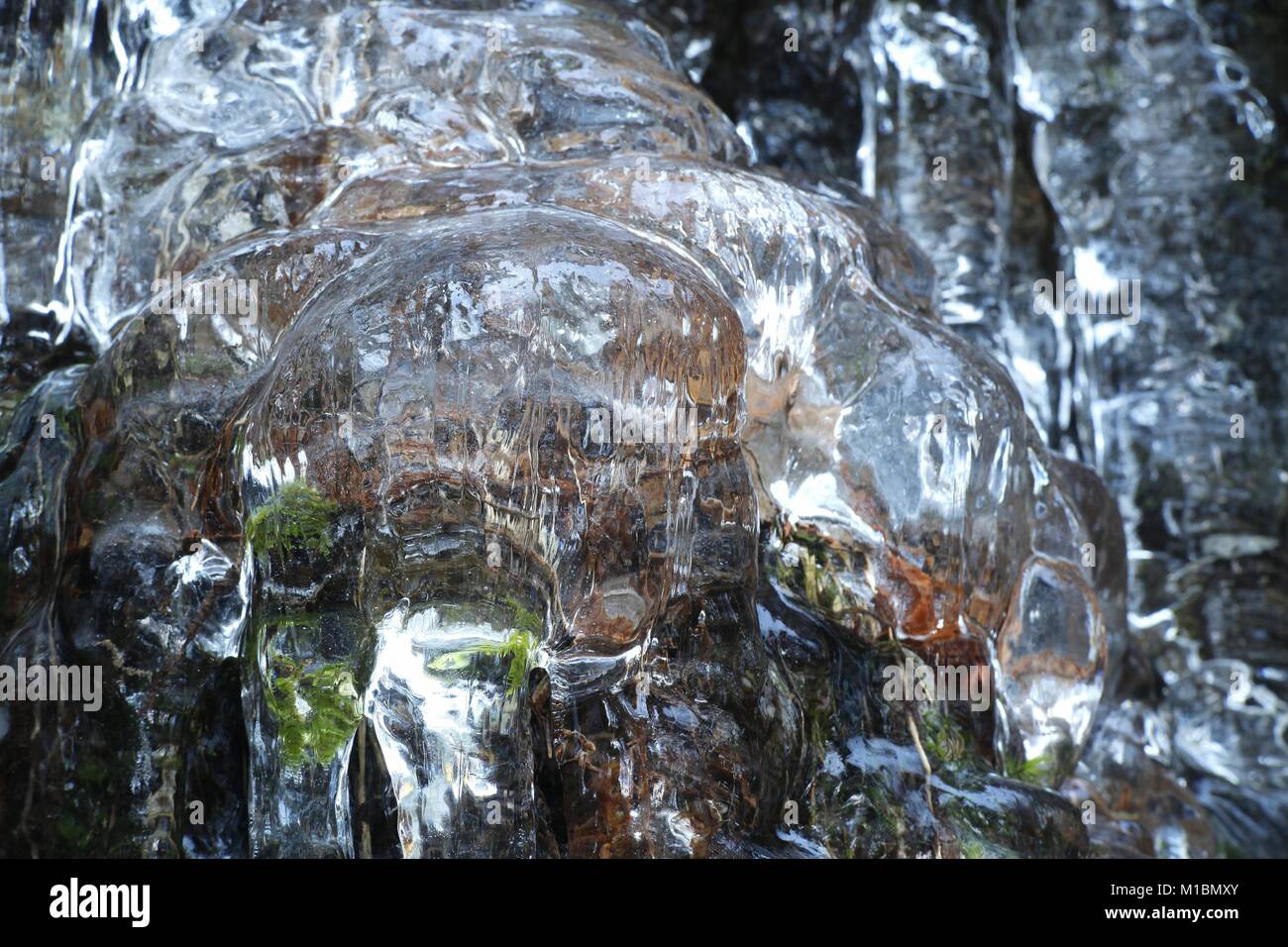 Formations de glace intéressant sur une falaise wall en Finlande Banque D'Images