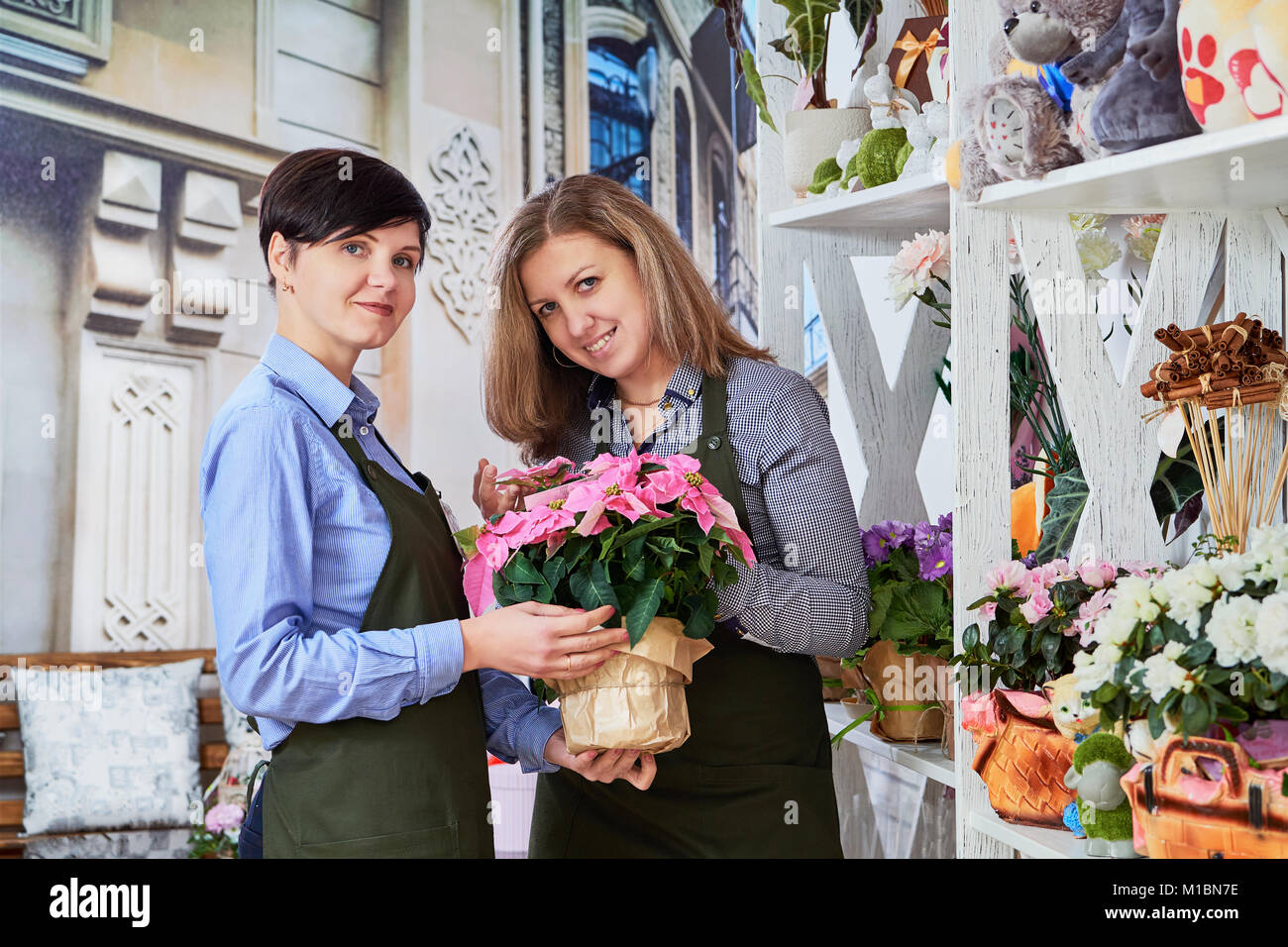 Petite Fleur d'affaires. Les femmes travaillant dans le magasin de fleurs. Banque D'Images