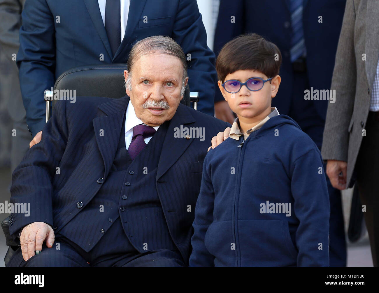 L'Algérie, Alger : élections locales du 2017/11/23. Abdelaziz Bouteflika, Président de l'Algérie, de sortir du bureau de vote Banque D'Images