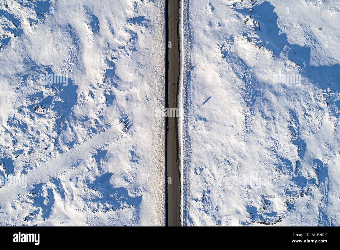 Desolate country Road dans la glace vu de droit au-dessus Banque D'Images